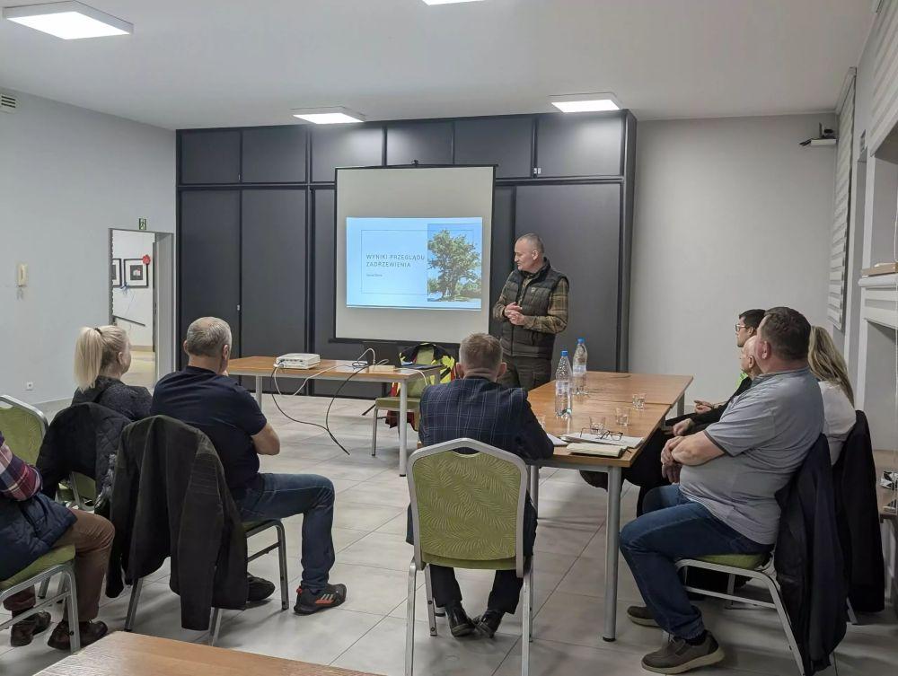 Park przy pałacu przejdzie zabiegi pielęgnacyjne 