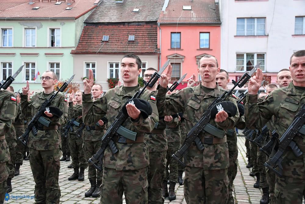 Wojskowa przysięga na Rynku w Chojnowie (FOTO, FILM)