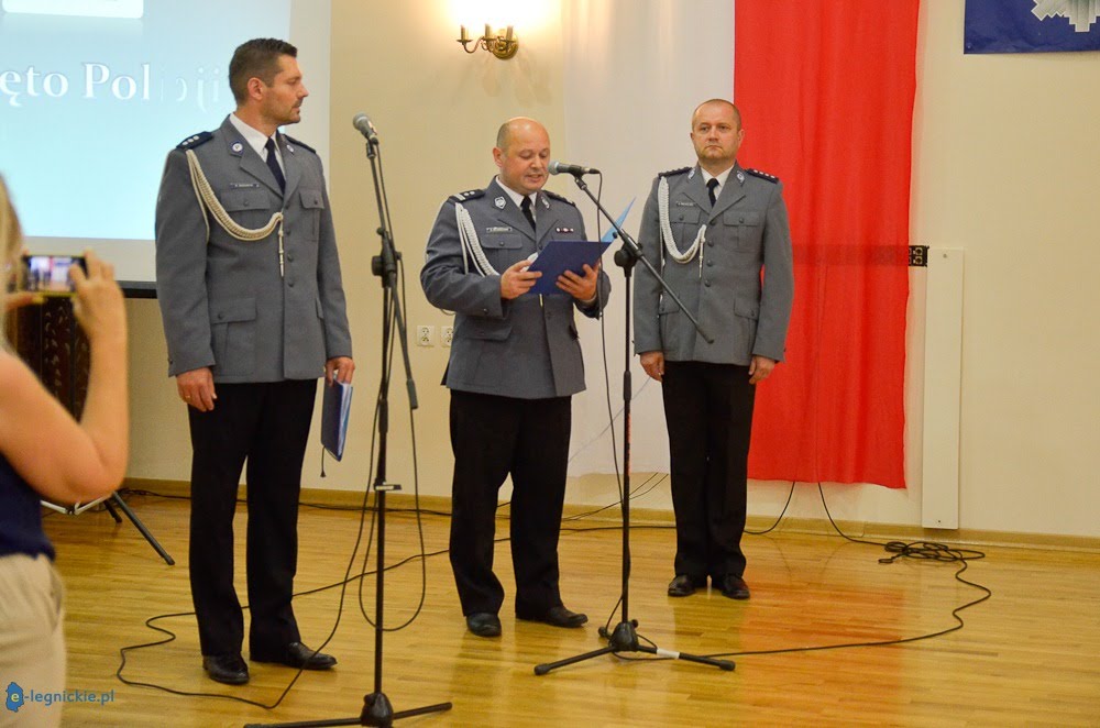 Policjanci uratowali małżeństwo z płonącego domu