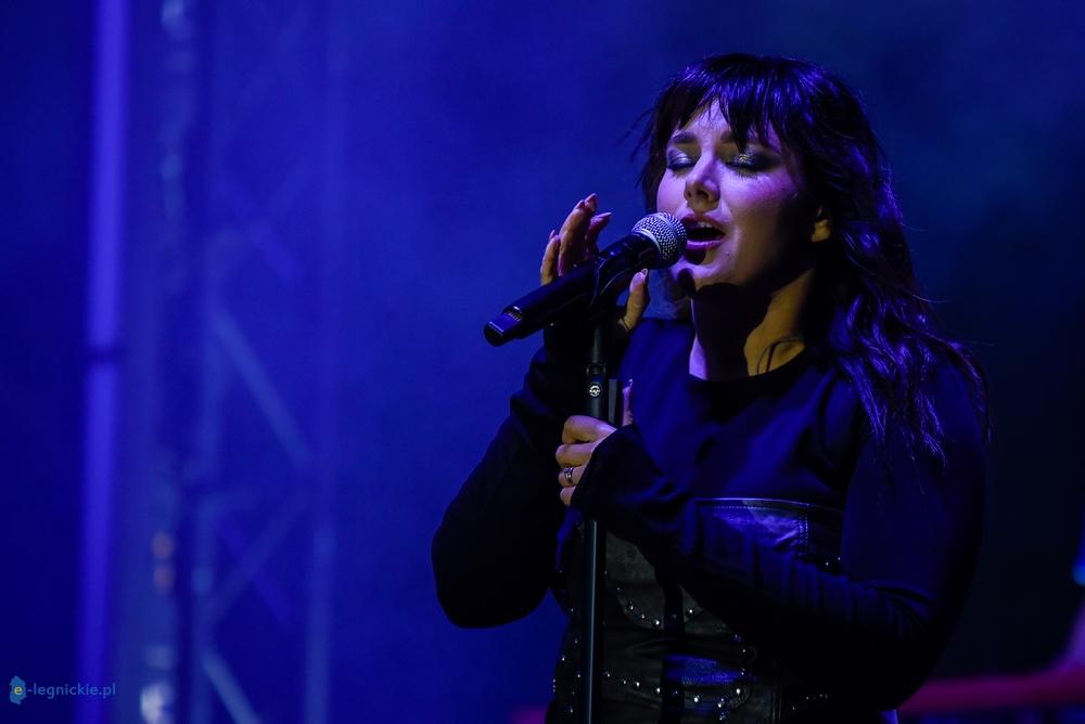 Rockowy wieczór pełen emocji – Ewa Farna na scenie w Chojnowie(FOTO
