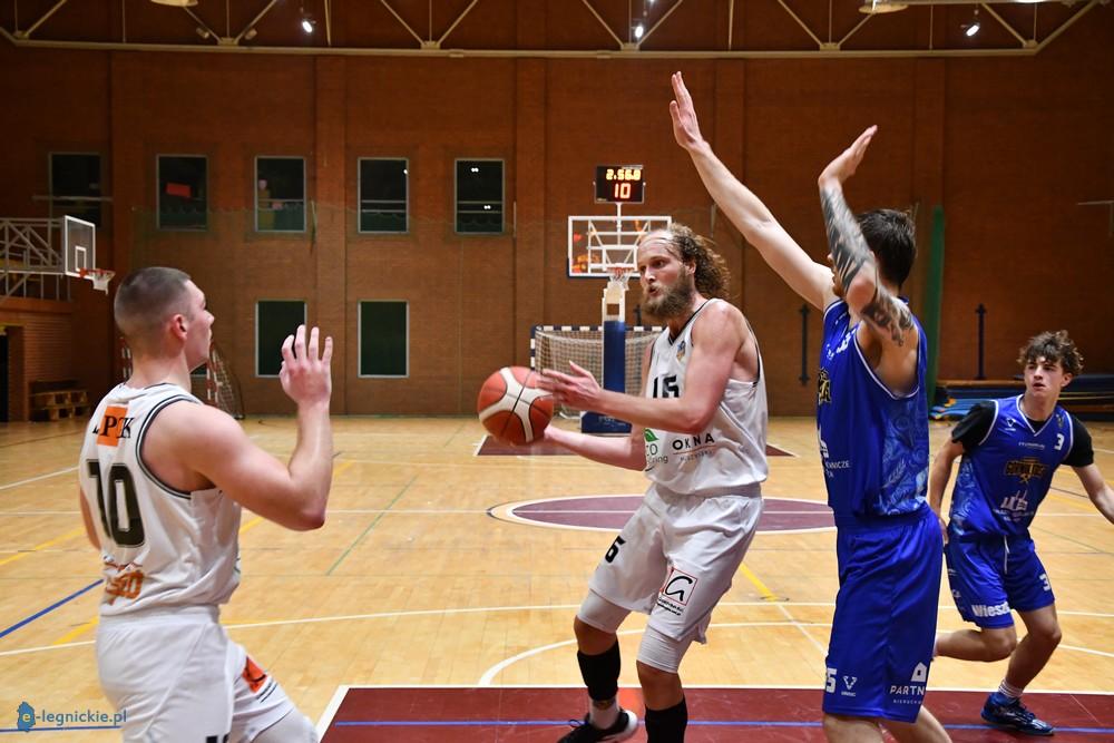 Basket Legnica z wysokim i ważnym zwycięstwem (FOTO)