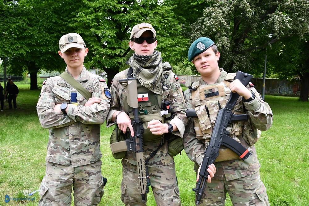 Wojskowa szkoła zachęca uczniów do przyjścia (FOTO)