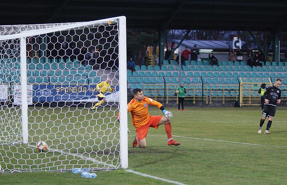 Bednarski gasi Robaka. Efektowny start Górnika (FOTO)