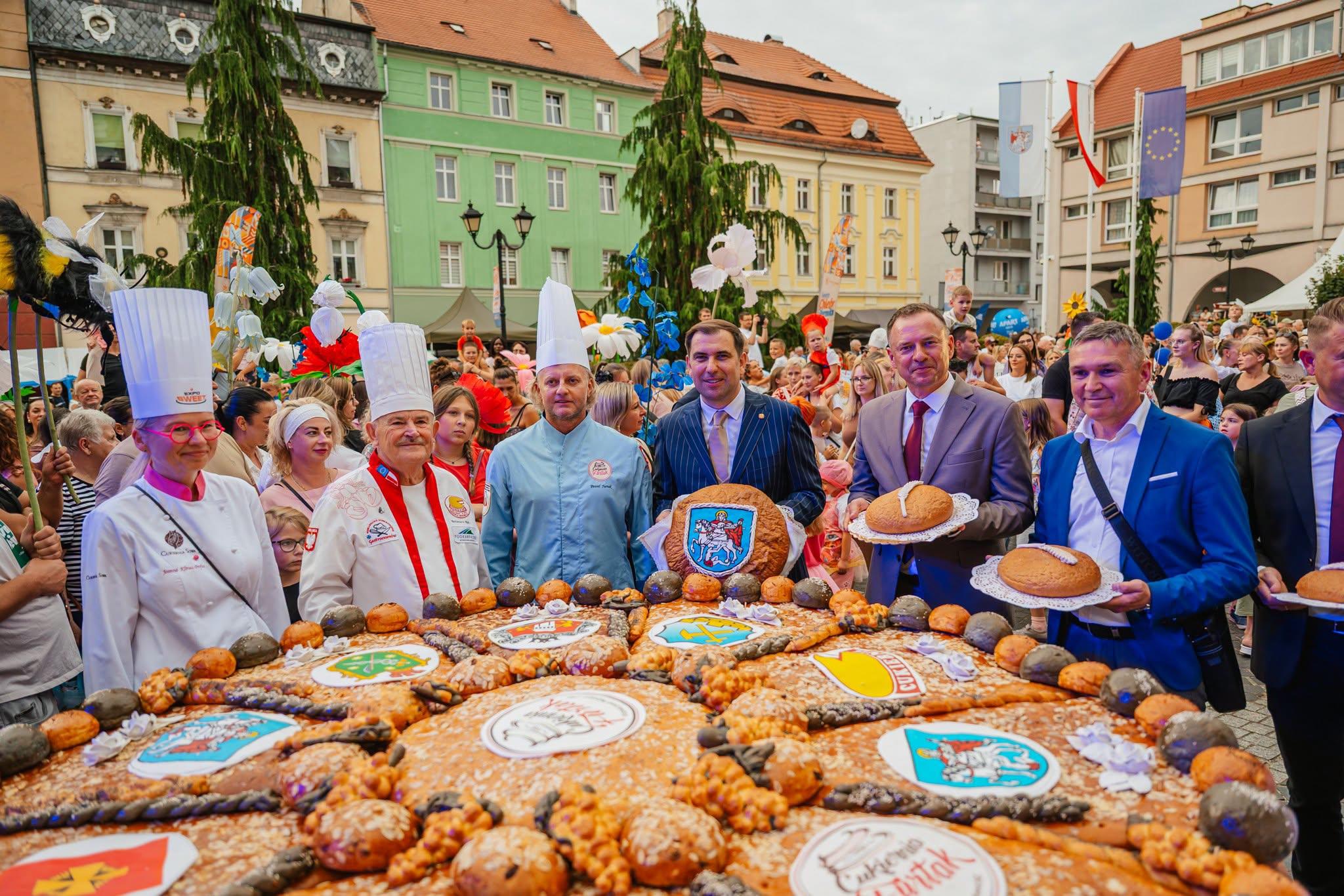 Korowód piekarzy, mistrzów i przyjaciół miasta przeszedł przez Rynek (FOTO)
