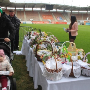 stadion-zaglebia-lubin-swiecenie-pokarmow-fot-marzena-machniak1