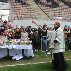 stadion-zaglebia-lubin-swiecenie-pokarmow-fot-marzena-machniak40