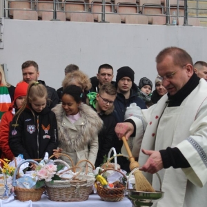 stadion-zaglebia-lubin-swiecenie-pokarmow-fot-marzena-machniak43