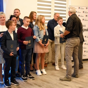 25.09.24-stypendia-gminy-chojnow_121.jpg