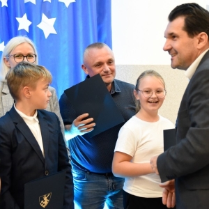 25.09.24-stypendia-gminy-chojnow_50.jpg