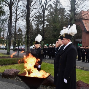 kwiaty-pod-pomnikiem-lubin-fot-zjak094.JPG