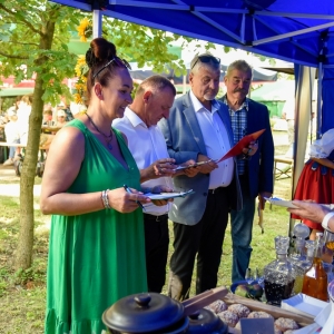 30-biesiada-kresowa-pielgrzymka-stoiska-komisja-nagrody-fot-BS_109.jpg