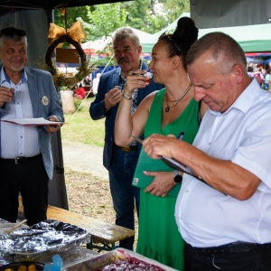 30-biesiada-kresowa-pielgrzymka-stoiska-komisja-nagrody-fot-BS_146.jpg