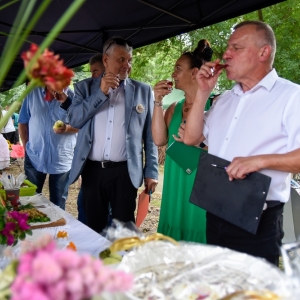 30-biesiada-kresowa-pielgrzymka-stoiska-komisja-nagrody-fot-BS_155.jpg
